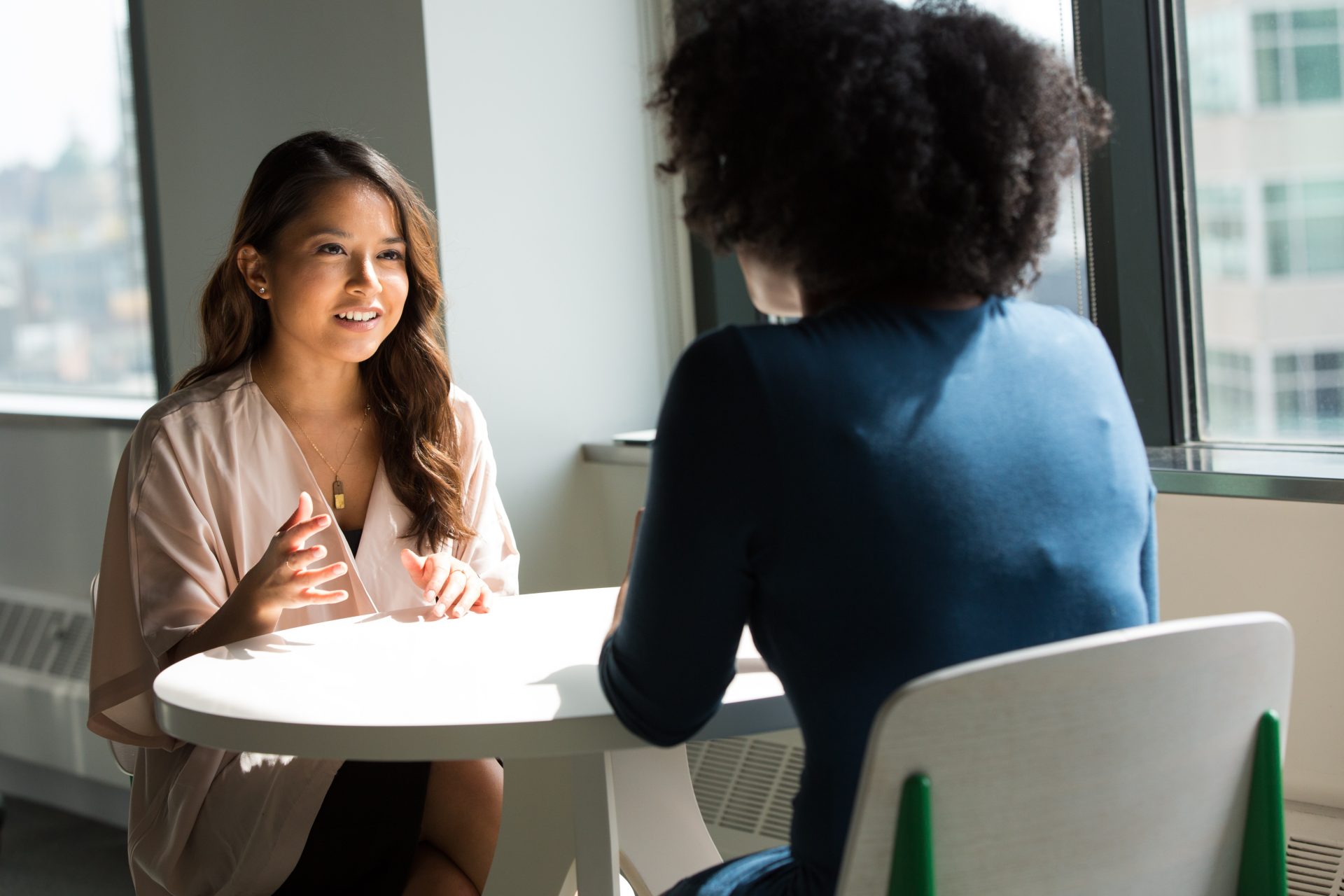 afbeelding sollicitatie gesprek tussen 2 personen