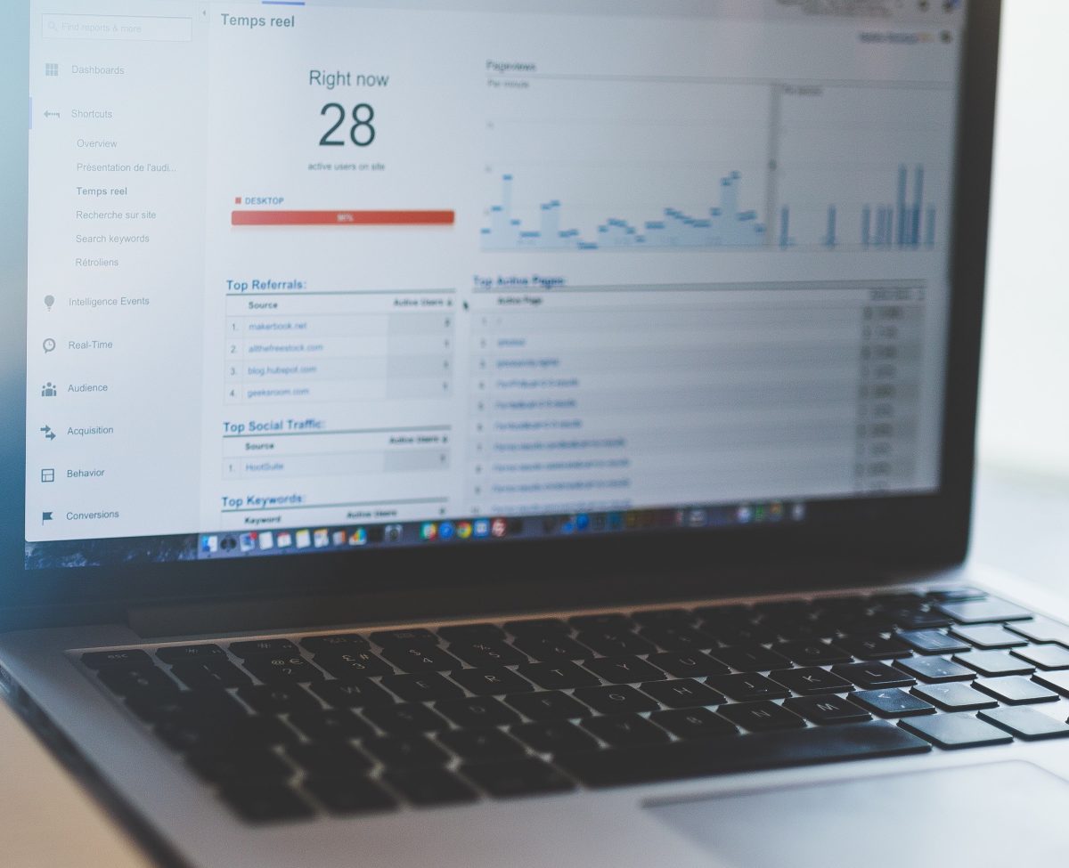 een foto van een laptop met google analytics geopend op het scherm
